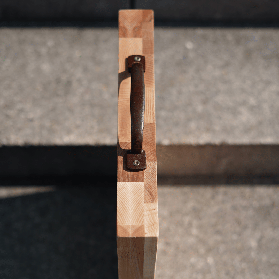 DAS BRETT XXL - Massiv aus Buchenleimholz – mit Gusseisen-Griff – 60 × 40 × 5,5 cm