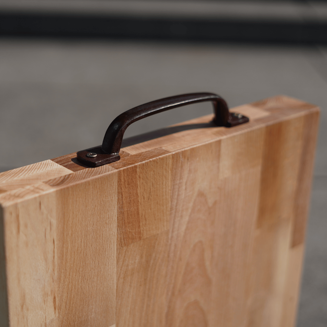 DAS BRETT XXL - Massiv aus Buchenleimholz – mit Gusseisen-Griff – 60 × 40 × 5,5 cm