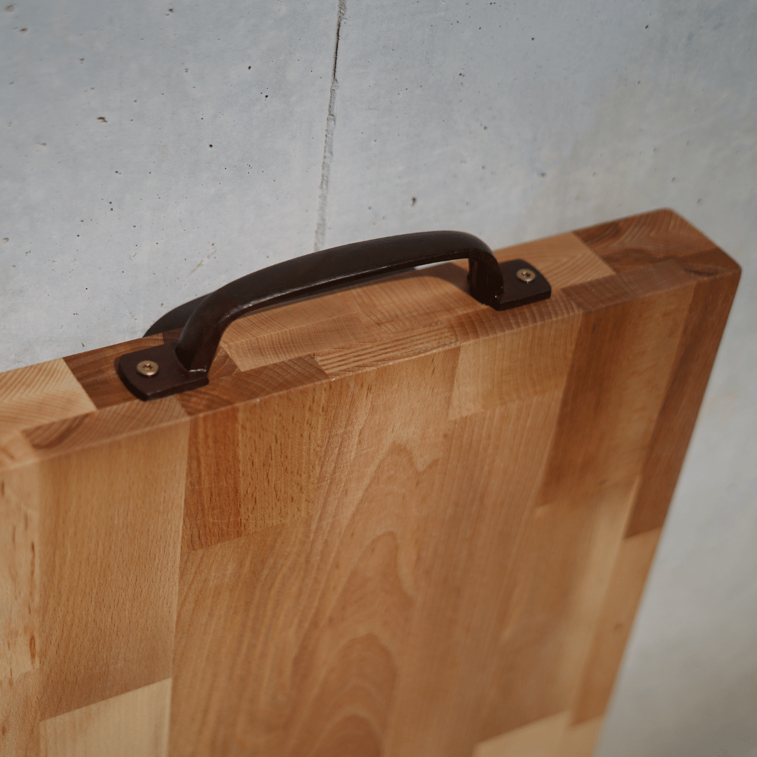 DAS BRETT XXL - Massiv aus Buchenleimholz – mit Gusseisen-Griff – 60 × 40 × 5,5 cm