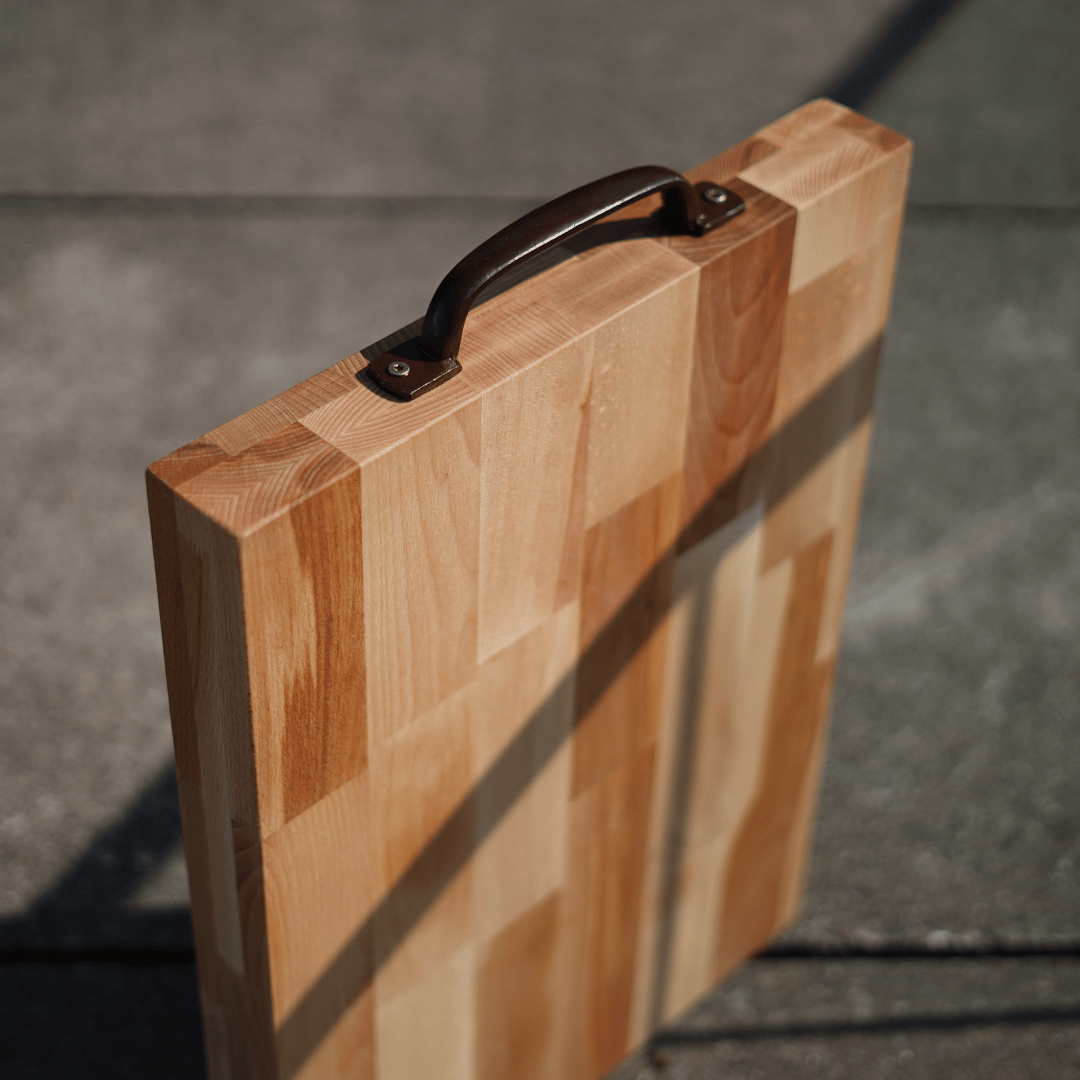 DAS BRETT XXL - Massiv aus Buchenleimholz – mit Gusseisen-Griff – 60 × 40 × 5,5 cm