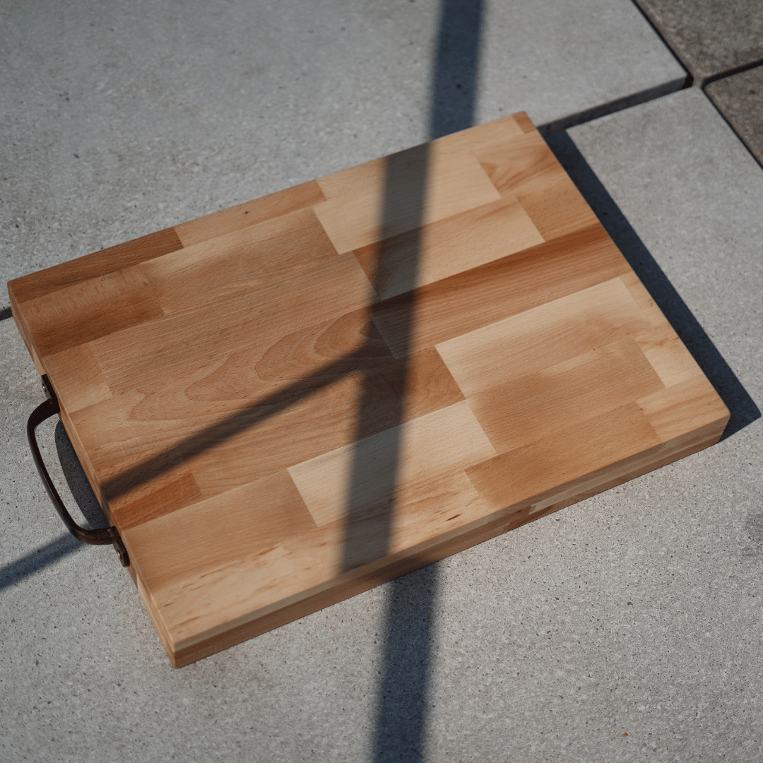 DAS BRETT XXL - Massiv aus Buchenleimholz – mit Gusseisen-Griff – 60 × 40 × 5,5 cm
