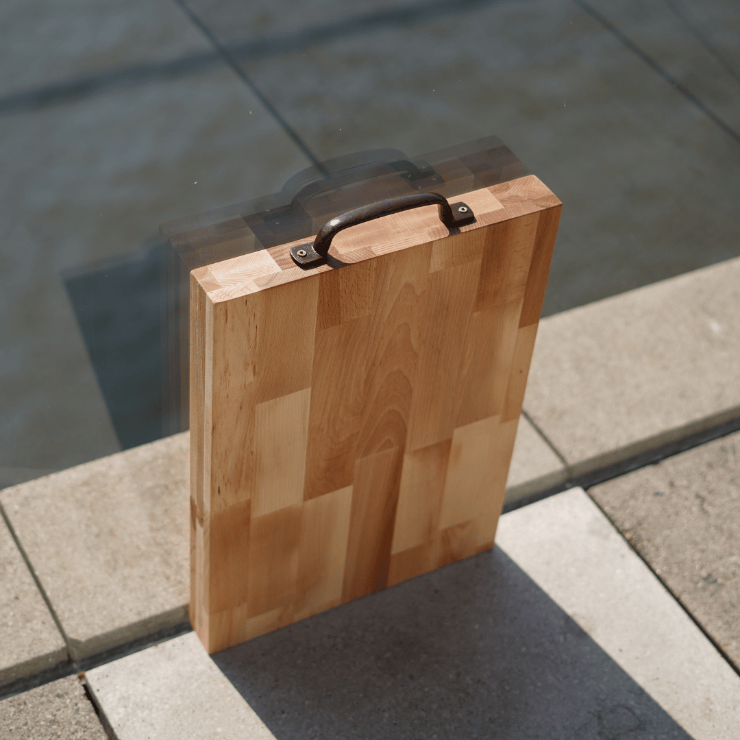 DAS BRETT XXL - Massiv aus Buchenleimholz – mit Gusseisen-Griff – 60 × 40 × 5,5 cm