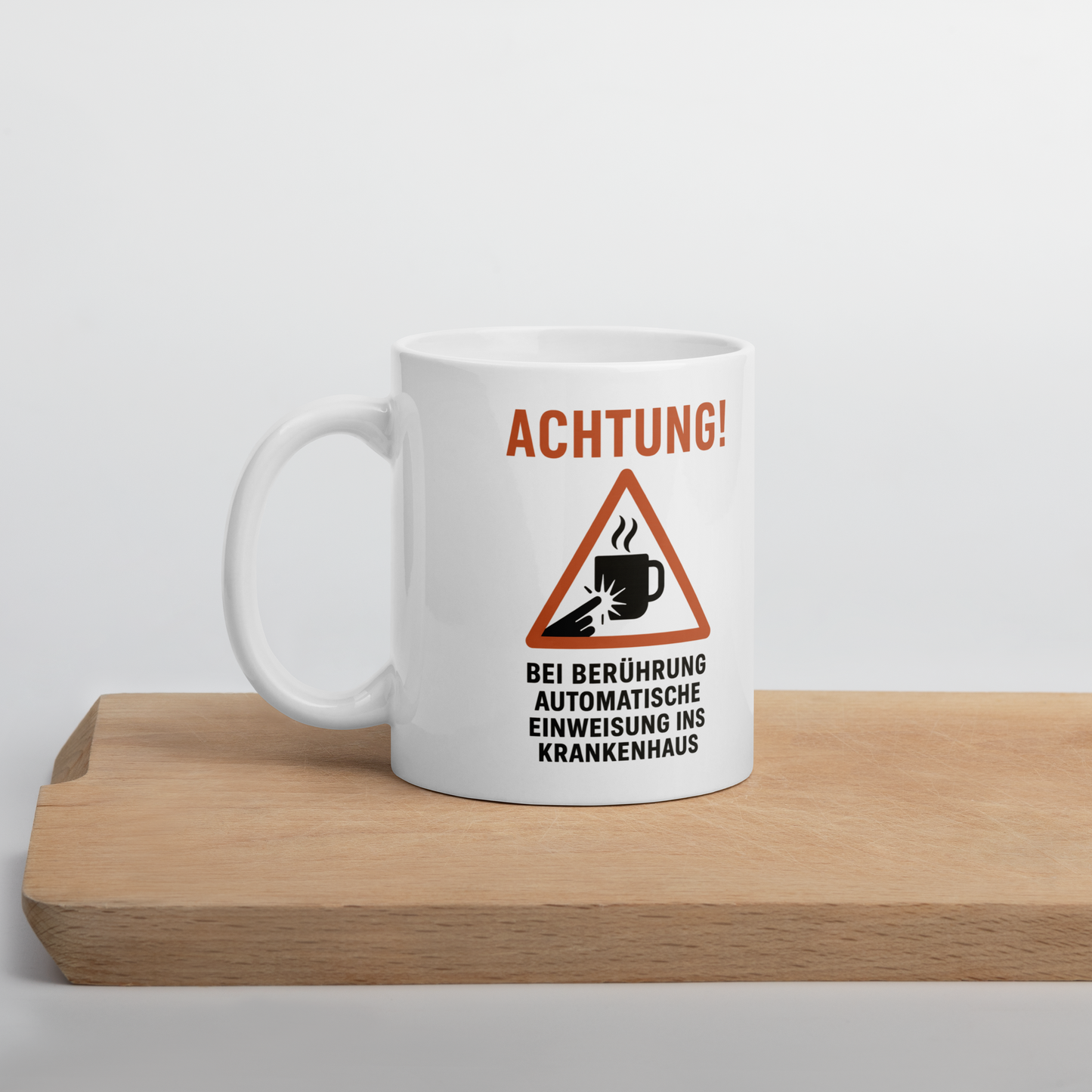Kaffeetasse mit Warnhinweis – „Achtung! Bei Berührung: automatische Einweisung ins Krankenhaus“