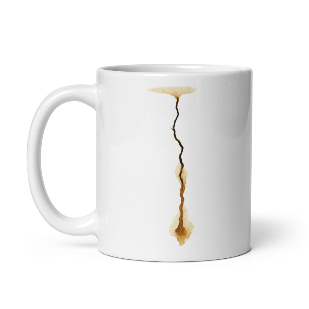 Cracked Elegance – Kunstvolle Riss-Tasse mit Kaffeeflecken