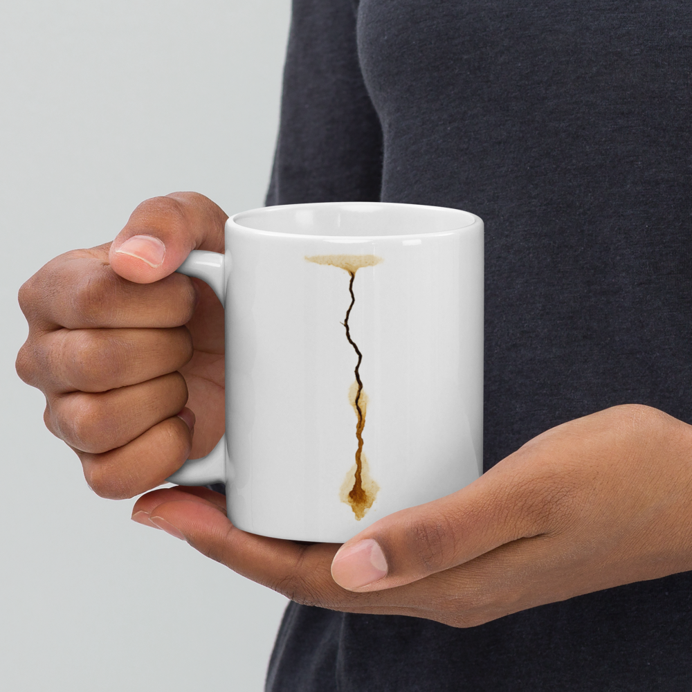 Cracked Elegance – Kunstvolle Riss-Tasse mit Kaffeeflecken