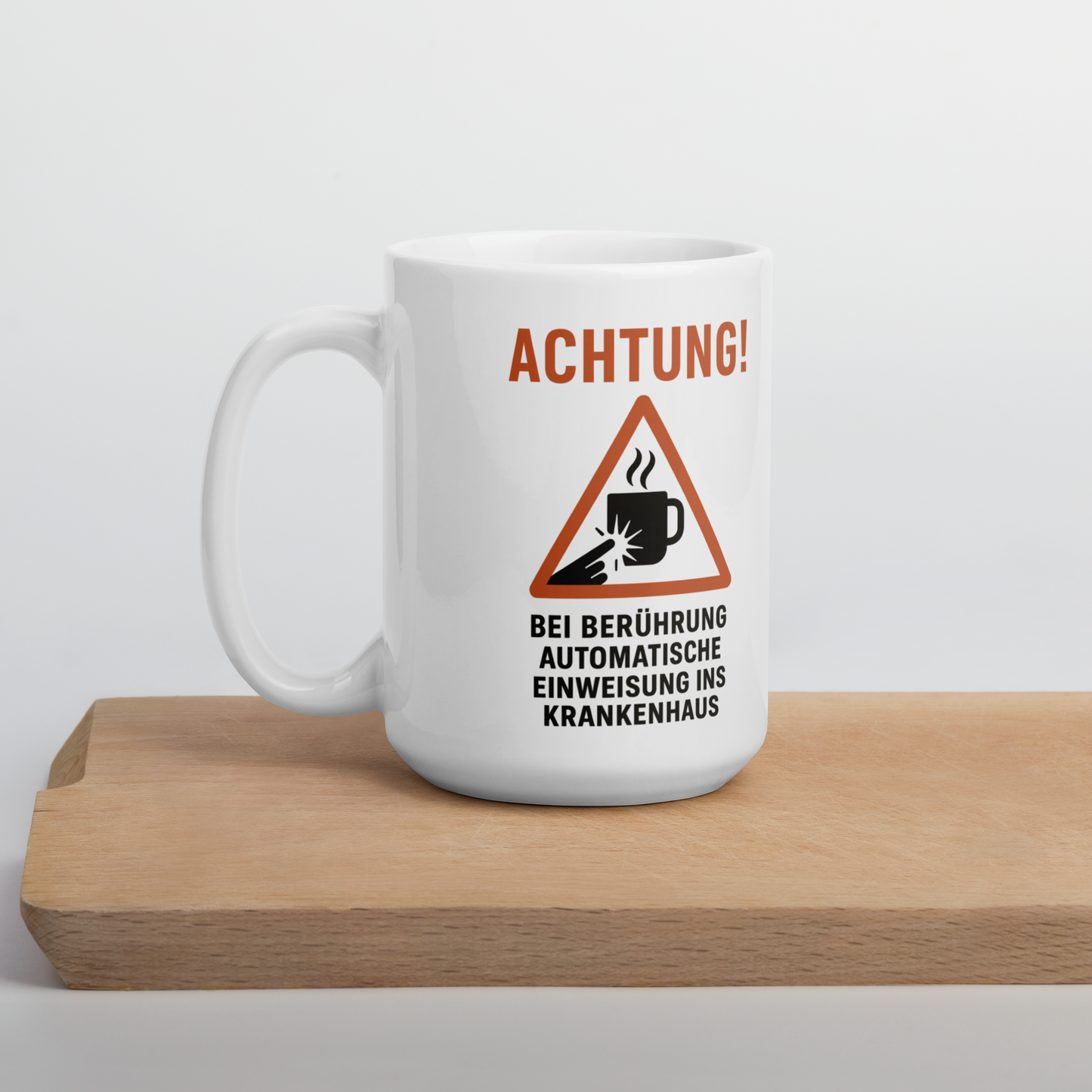 Kaffeetasse mit Warnhinweis – „Achtung! Bei Berührung: automatische Einweisung ins Krankenhaus“