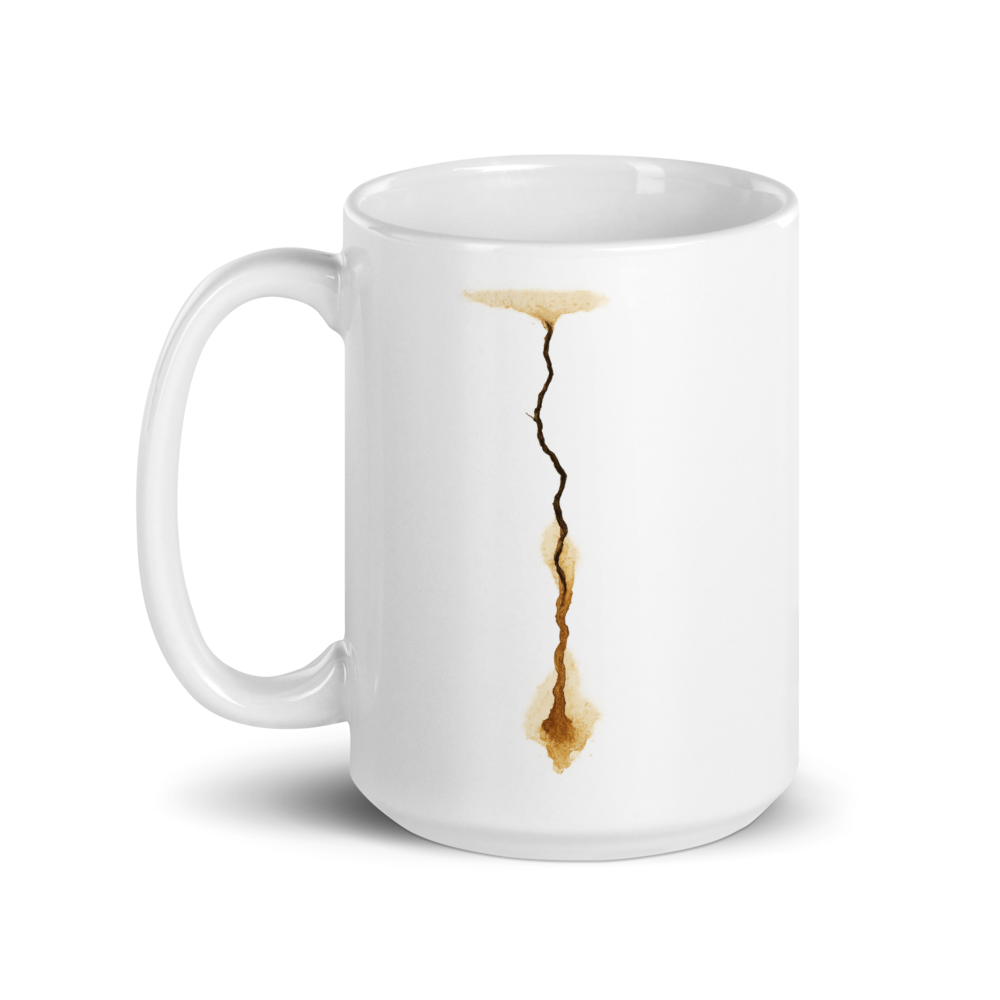 Cracked Elegance – Kunstvolle Riss-Tasse mit Kaffeeflecken