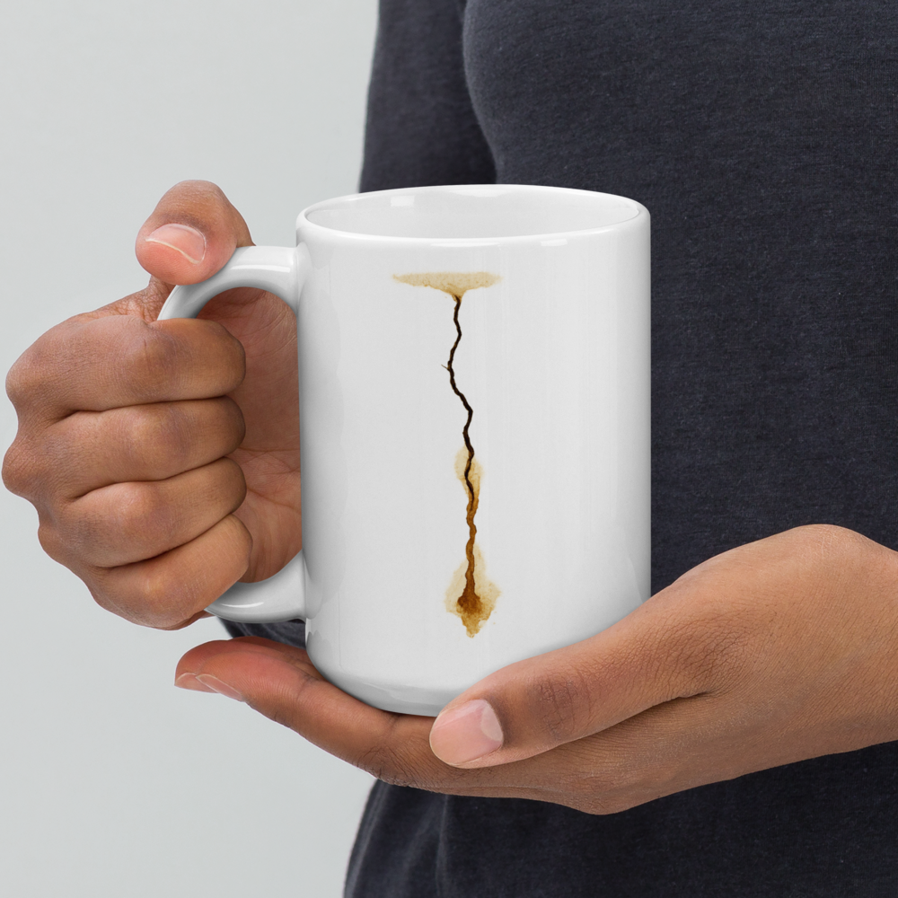 Cracked Elegance – Kunstvolle Riss-Tasse mit Kaffeeflecken