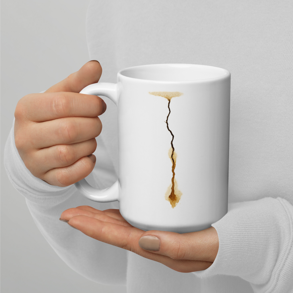 Cracked Elegance – Kunstvolle Riss-Tasse mit Kaffeeflecken
