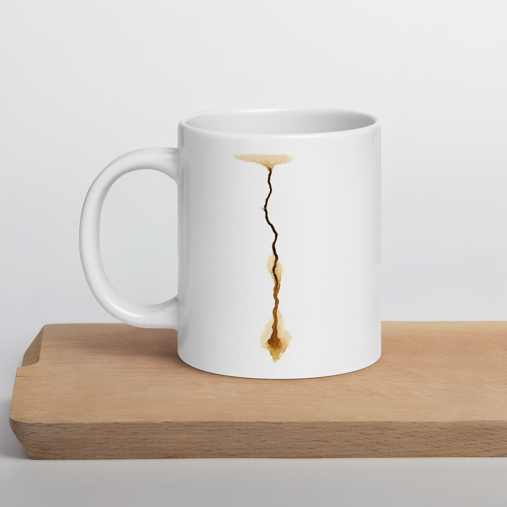 Cracked Elegance – Kunstvolle Riss-Tasse mit Kaffeeflecken