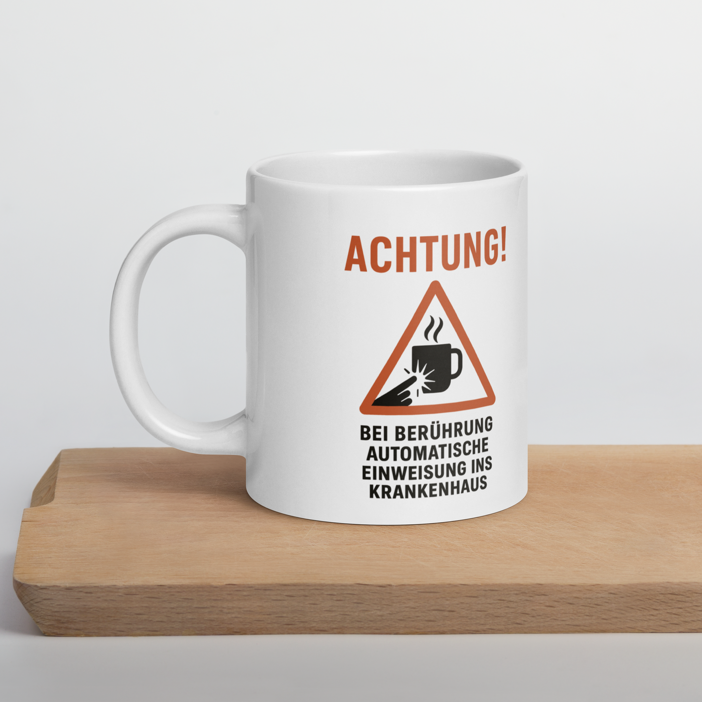 Kaffeetasse mit Warnhinweis – „Achtung! Bei Berührung: automatische Einweisung ins Krankenhaus“