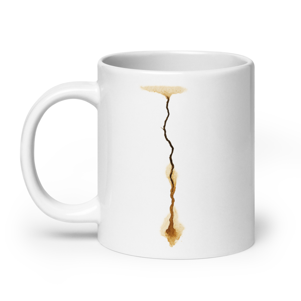 Cracked Elegance – Kunstvolle Riss-Tasse mit Kaffeeflecken