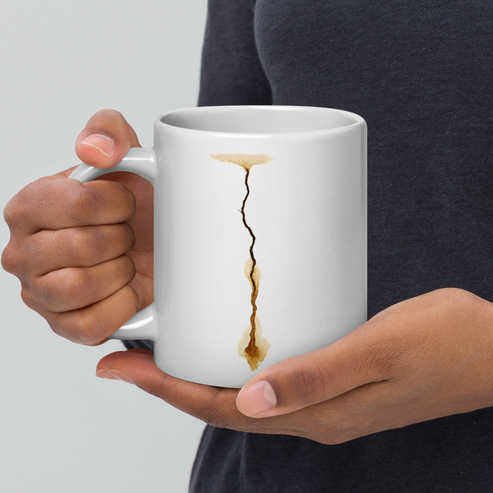 Cracked Elegance – Kunstvolle Riss-Tasse mit Kaffeeflecken