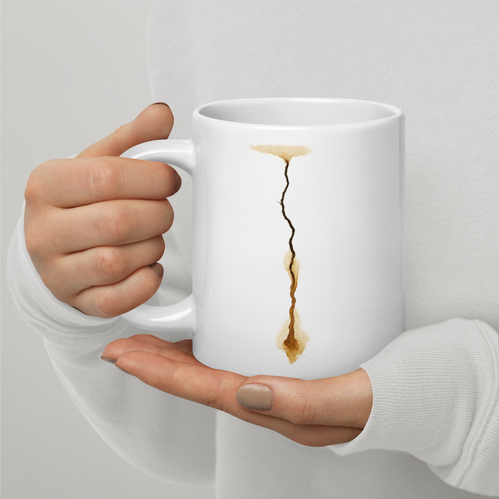 Cracked Elegance – Kunstvolle Riss-Tasse mit Kaffeeflecken