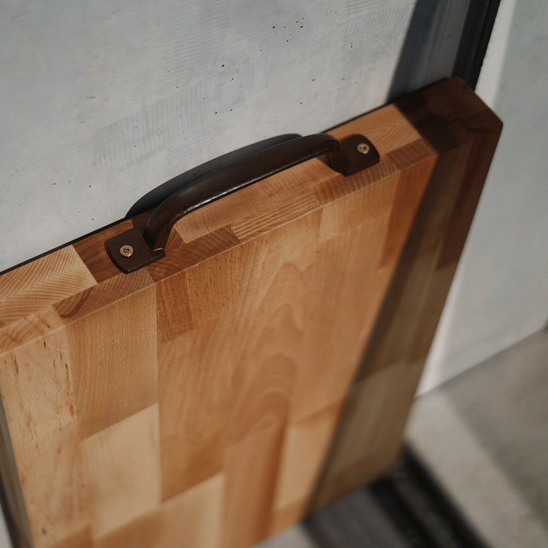 DAS  BRETT XXL - Massiv aus Buchenleimholz – mit Gusseisen-Griff – 60 × 40 × 5,5 cm