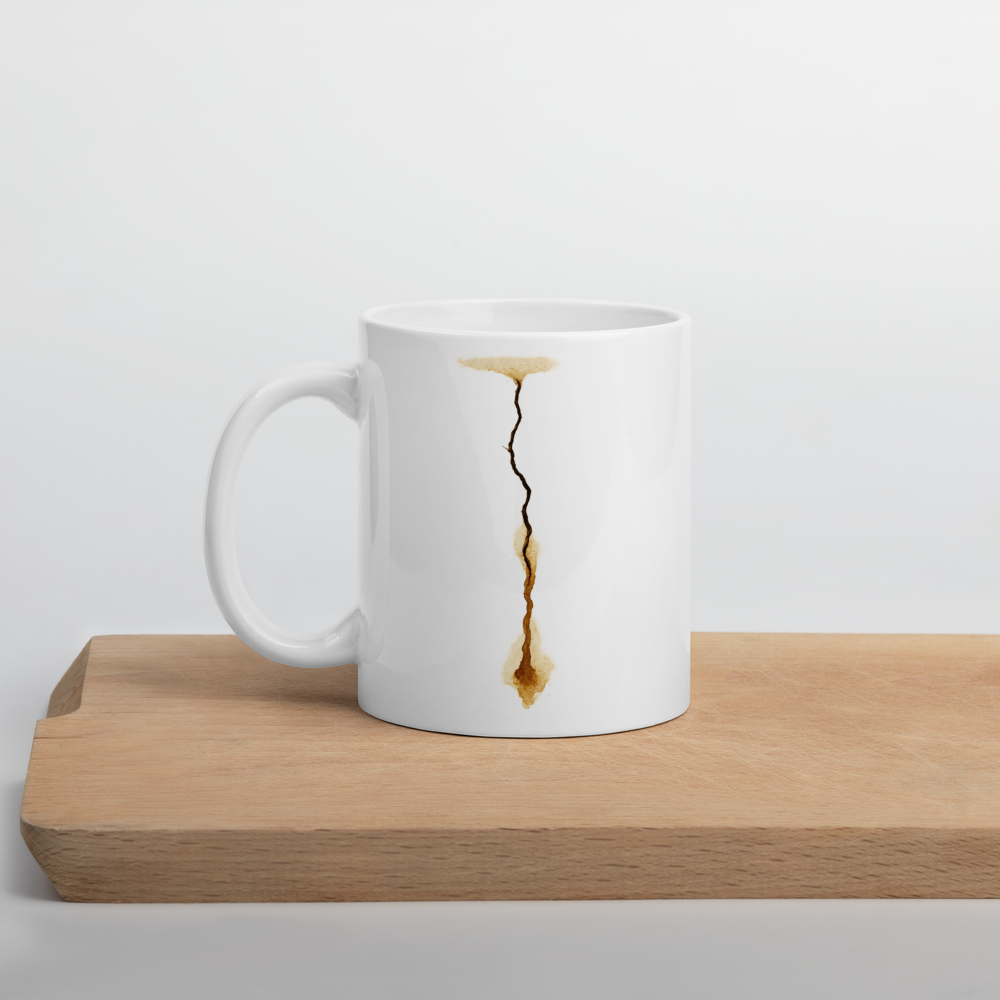Cracked Elegance – Kunstvolle Riss-Tasse mit Kaffeeflecken